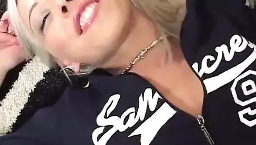 Napalona Nikky Blond pieści swoje jędrne cycki podczas przybijania hardcore