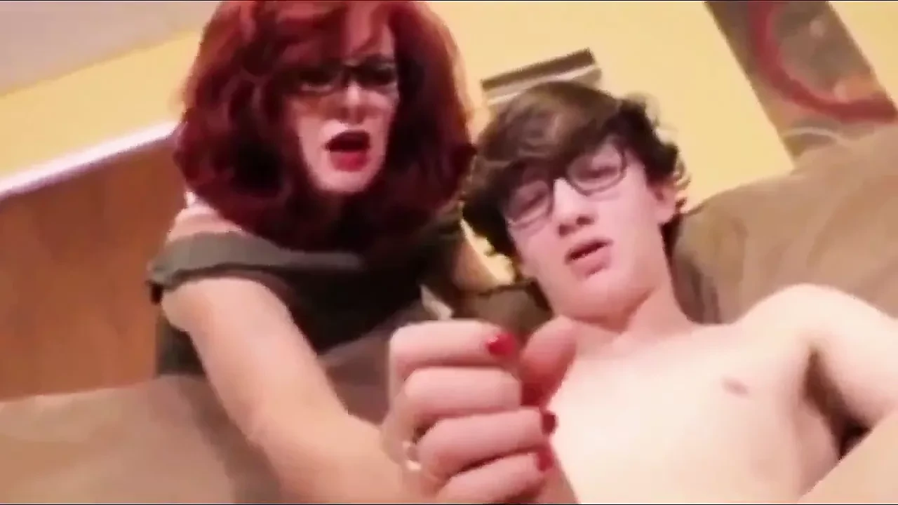 Madura milf atrapó a su hijastro nerd masturbándose y lo ayudó a correrse