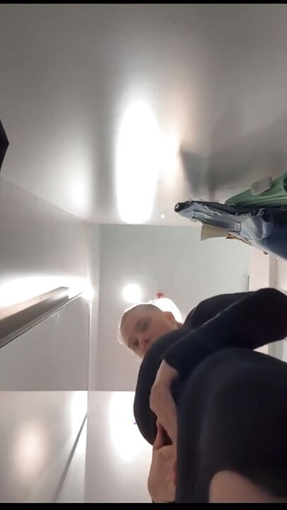 ช่วยตัวเองในร้าน