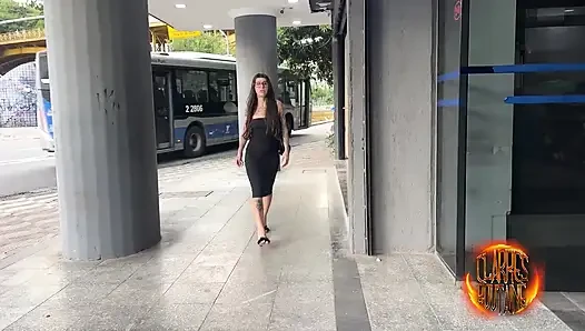 Kızgın sürtük emlakçı edepsiz bir yatakta sikişiyor