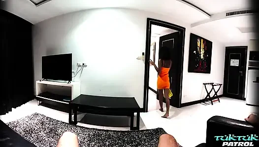 TukTukPatrol грудастая извращенная азиатка соблазняет член иностранца