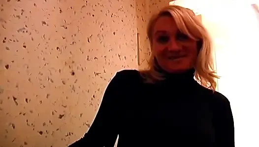Olgun sarışın taşak emiyor ve dildo damlayan amcığını sikiyor