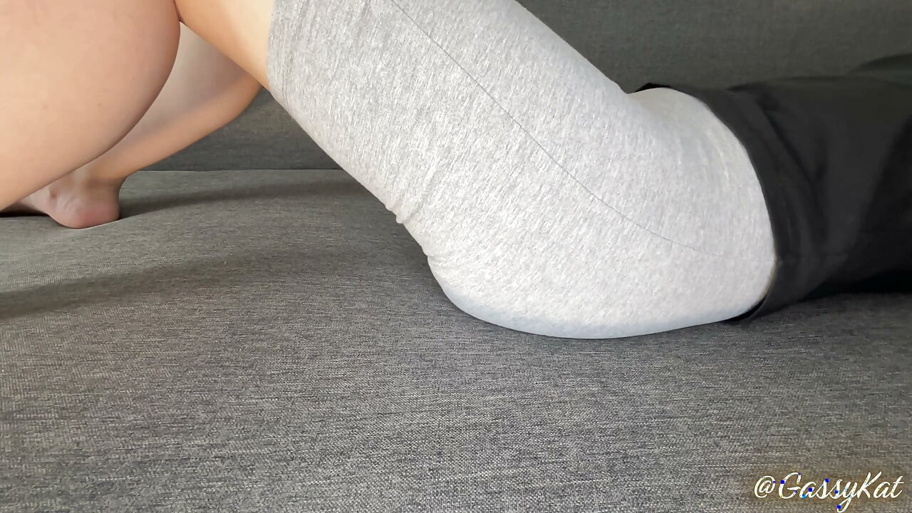 Leggings peidando em primeiro plano - fedor explodido direto na sua cara