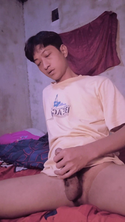 Azijatkinja se samozadovoljava do crota i maže kameru spermom | Isječak 1