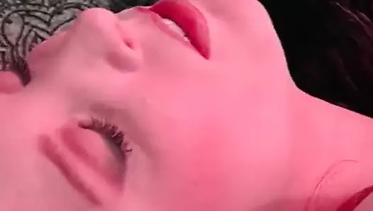 Si cantik rambut merah dijilat penuh gairah