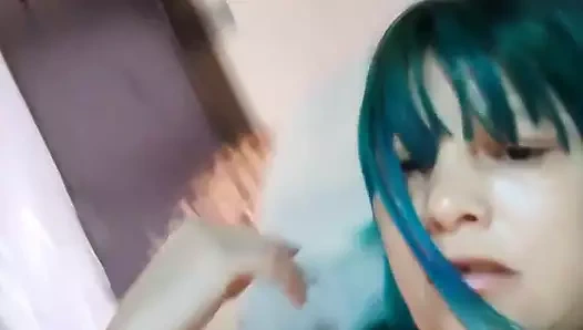 Evli kadın kendine dokunarak çıkıyor