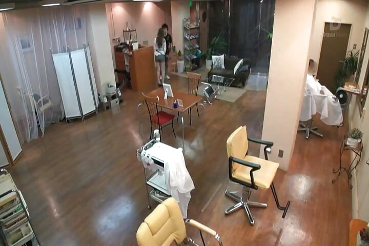Salon Kecantikan Godaan. Kenikmatan diam-diam di balik setiap layanan.