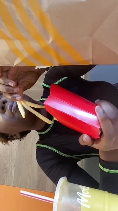 Público Mcdonald's Mukbang