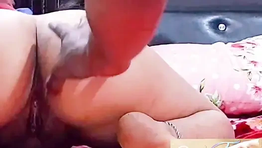 Küçük iktidarsız penis tarafından sikilirken sıkılıyorum