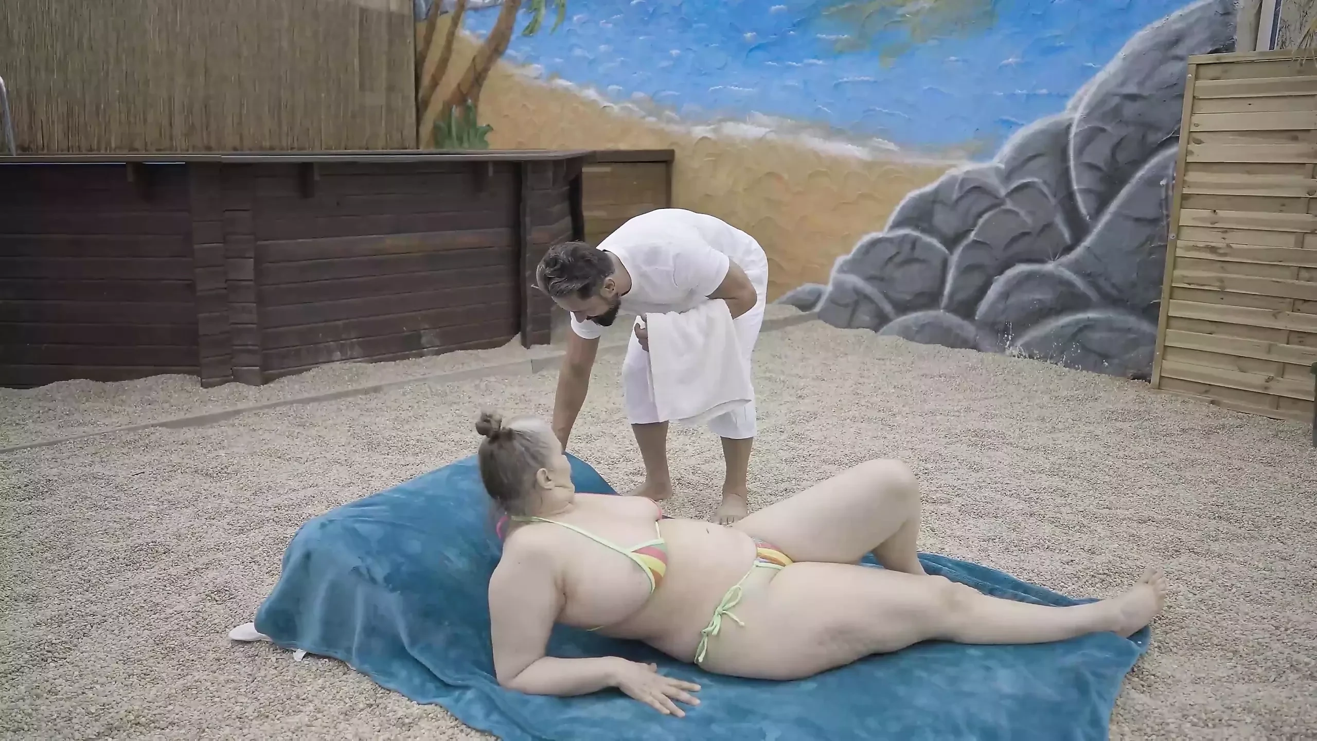 Joy Adams - tetas quentes na praia e buceta com tesão
