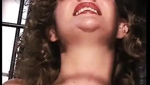 Она играет с этим или нет?