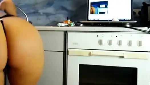 Baştan çıkarıcı g-string azdırma: sexydea'nın çekici kıvrımlarıyla gösterişini izleyin
