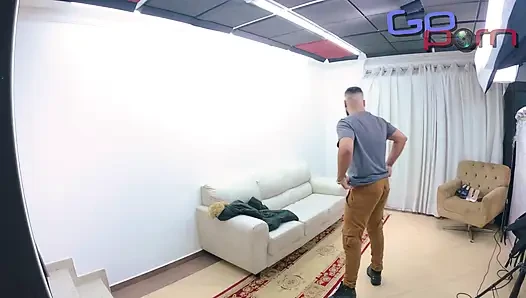 The Cuckold Was Lucky When the Gringo Cock Arrived to Break His Wife's Ass