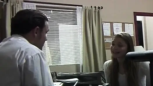 Amateur-college-mädchen tut ihr bestes, um den lehrer zu befriedigen