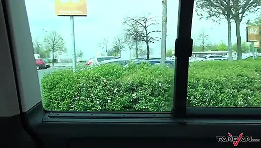 Traurige brünette auf dem feld gefunden und als hilfe hart bis enge muschi gefickt