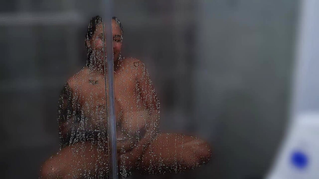 Brunetă cu sâni mari este atinsă în cadă după sală