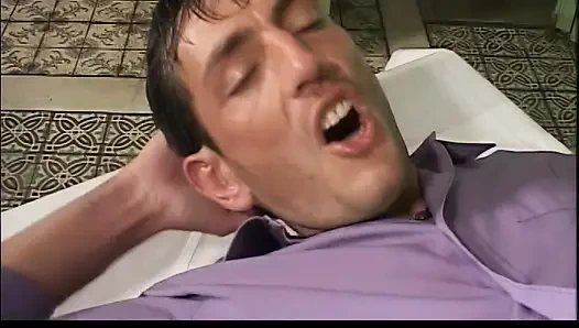 Ateşli büyük memeli orta yaşlı seksi kadın amına piercing yapıyor büyük bir yarak alıyor