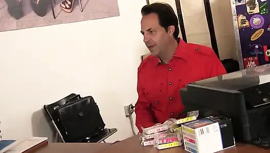 我的变态色情特工在他的办公室鞭打鸡巴做爱