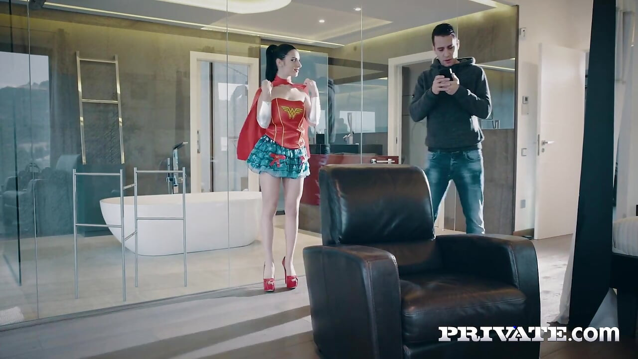 Nelly Kent vestida como a mulher maravilha sexy