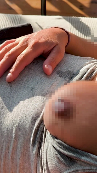 لحظة مميزة من "استخدام مكعبات الثلج لجعل ثديي مبللة وقوية! خاضعة للرقابة"