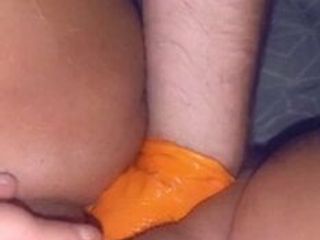 Незнакомец в оранжевых перчатках