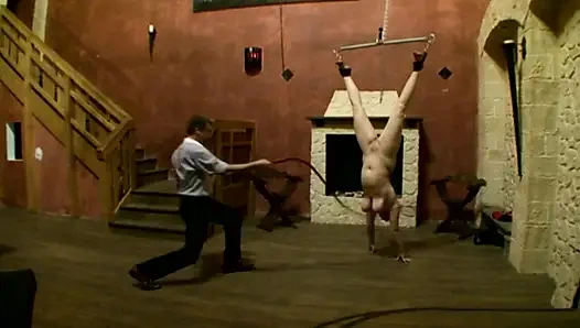 Cewek rambut pirang ini diikat dan dientot habis-habisan sama besar pria bdsm