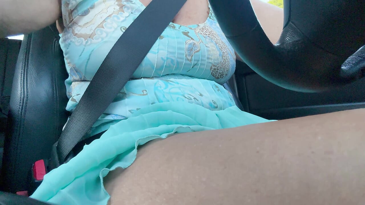 Uma senhora elegante dirige para o trabalho e esfrega sua buceta com a mão entre as coxas quentes