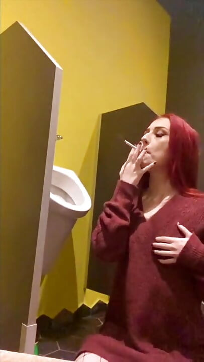 Fumar en un urinario