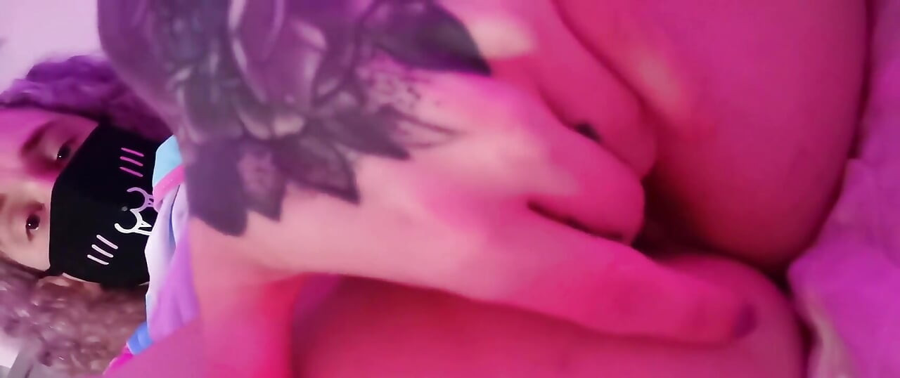 在我用我的玩具操了自己后, 在我的屁股周围愚弄看起来很诱人