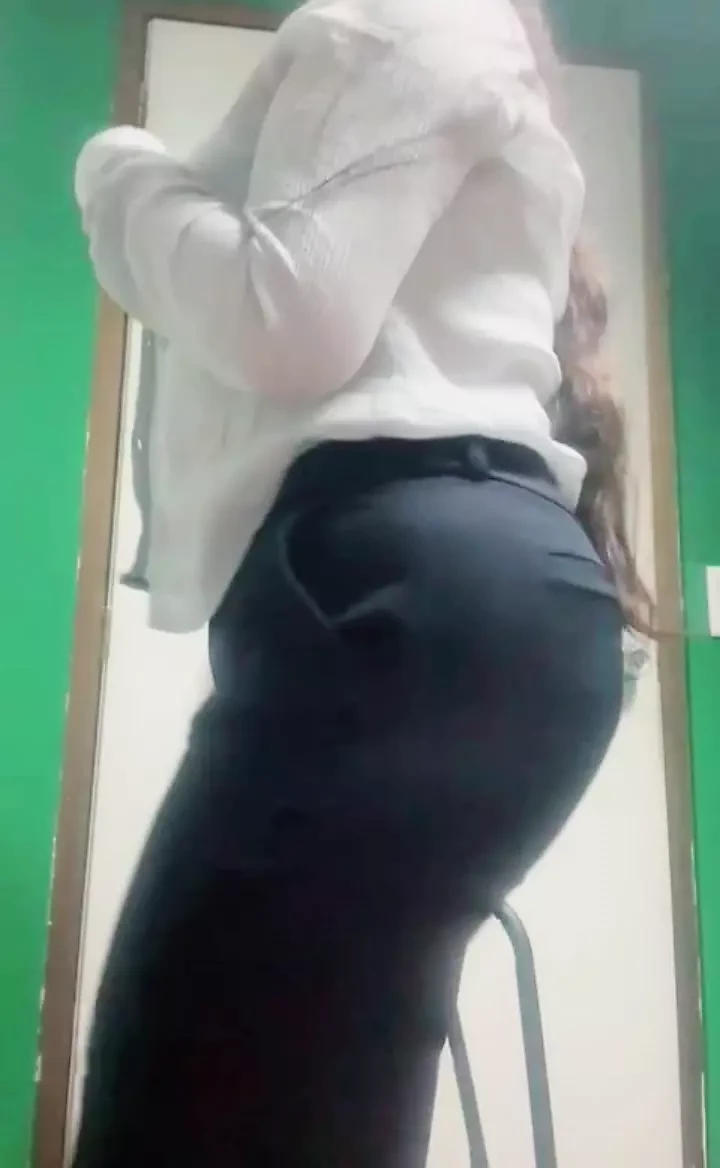 GROS CUL GROS CUL GROS CUL GROS CUL GROS CUL ENLÈVE TOUT SON UNIFORME À SON TRAVAIL MEXICAIN SEXY MONTRE SON ANUS