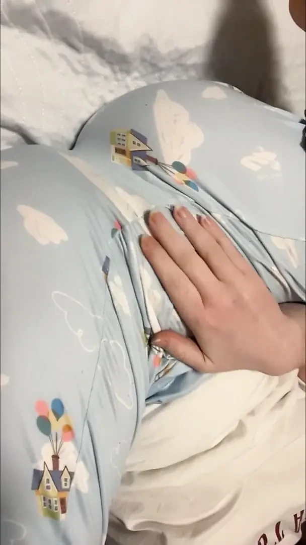 流着白浆的阴户在假阳具上喷出小便