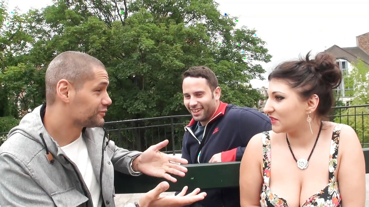 رجلان لامرأة سمينة شابة جميلة