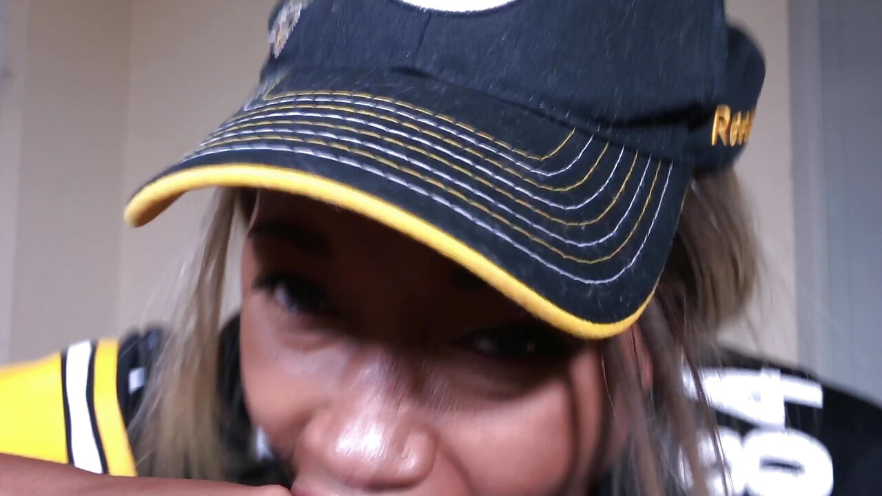 Een zwarte en gele pijpbeurt van Nina Rivera