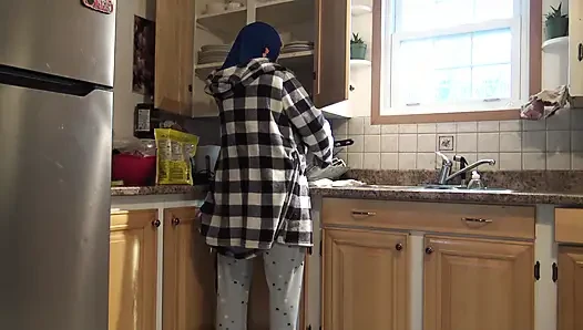 Ich ficke mein putzmädchen 4 mal pro tag in der küche