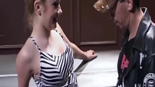 Blonde MILf in netzstrümpfen wird tief hart geritten