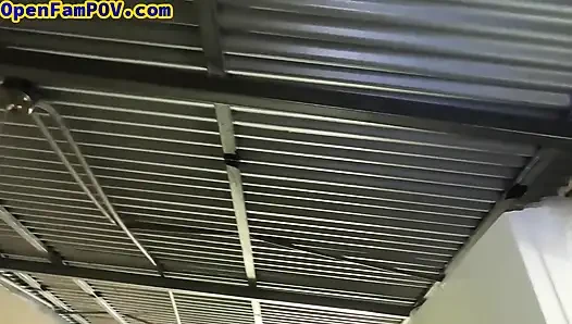Худенькая миниатюрная крошка делает мозг в видео от первого лица