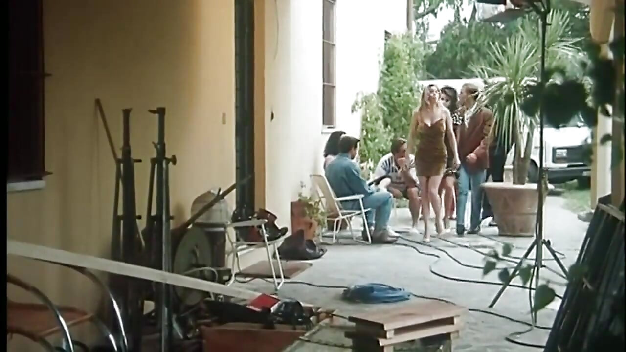 Moana Pozzi ile dışarıda nostaljik anal orgazm