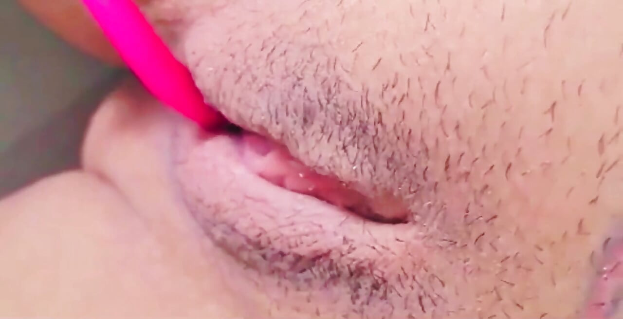 Swing girl recorded video with her fleshy vagina.