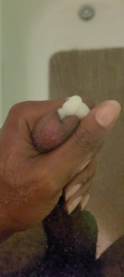 Kote hitam besar menyembur air mani