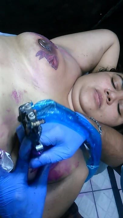 Mary esposa cadelona tatuando as tetas