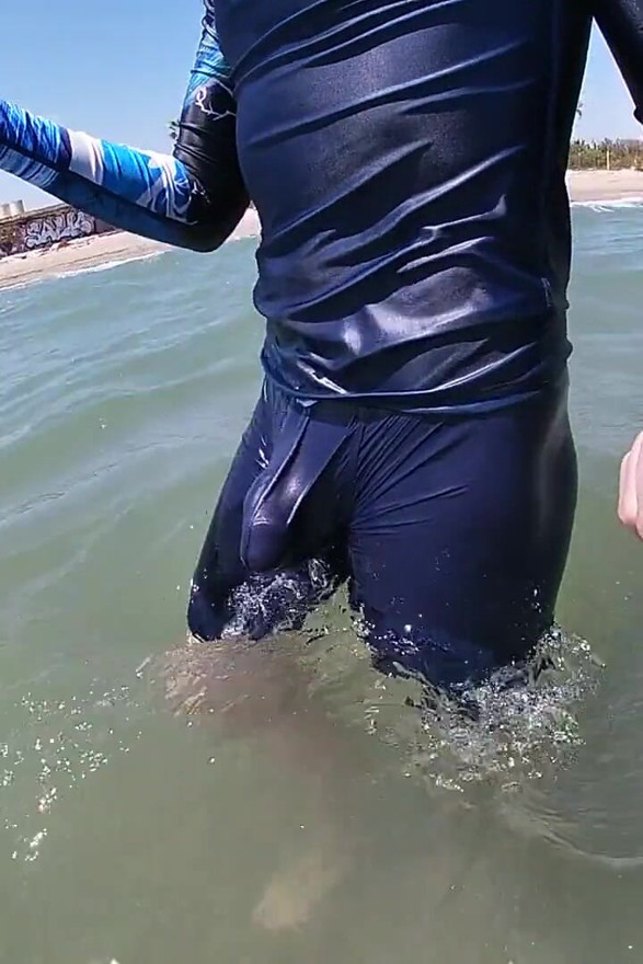 Surfista se pone erecta en su lycra para el placer de la gente