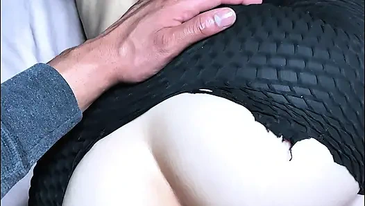 Atletik genç kız yırtık taytlı siyah yarağa biniyor