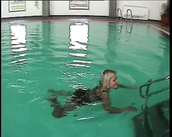 wie weit geht sie... sie steckt sich echt alles in die pussy