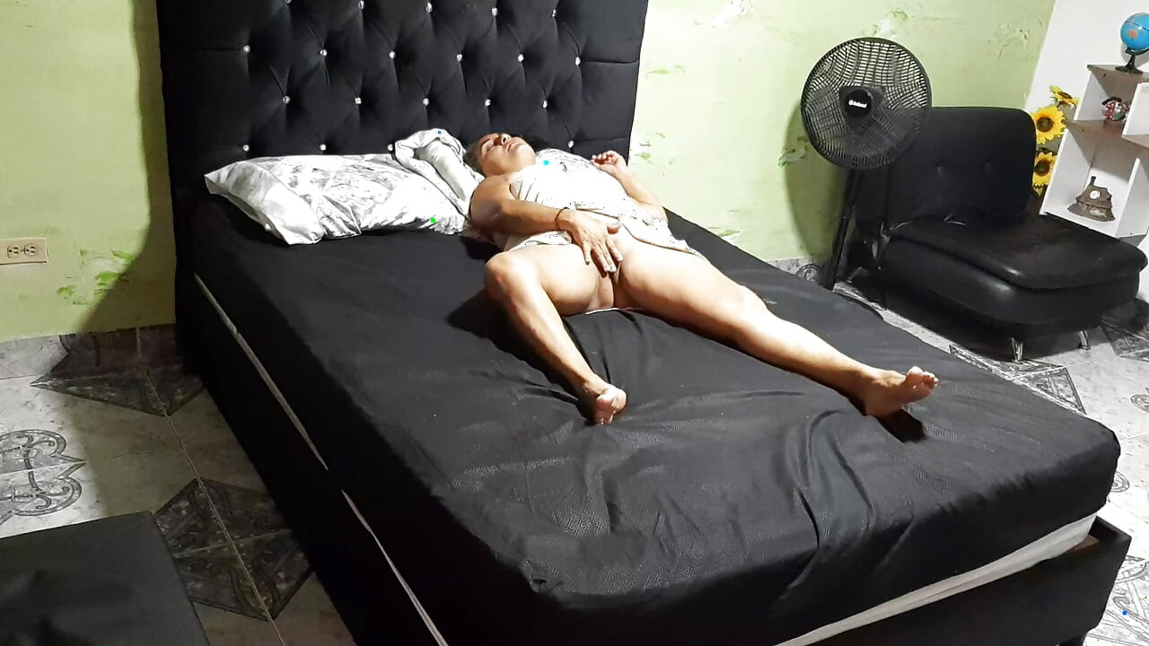 Mature gets her pussy pumped by a cock