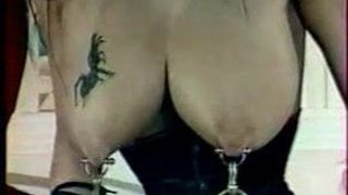 Grande piercing vaginale e delle tette