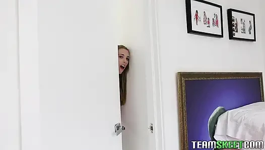Herrische blonde milf dominiert eine teenie-muschi mit spielzeug