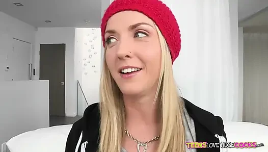 Тинки обожают огромные члены - Karla Kush получает ее сочную задницу поедают перед скачкой на огромном хуе и сквиртом по всей кровати