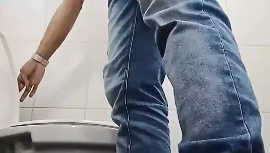 Sokak banyosunda mastürbasyon ve işeme