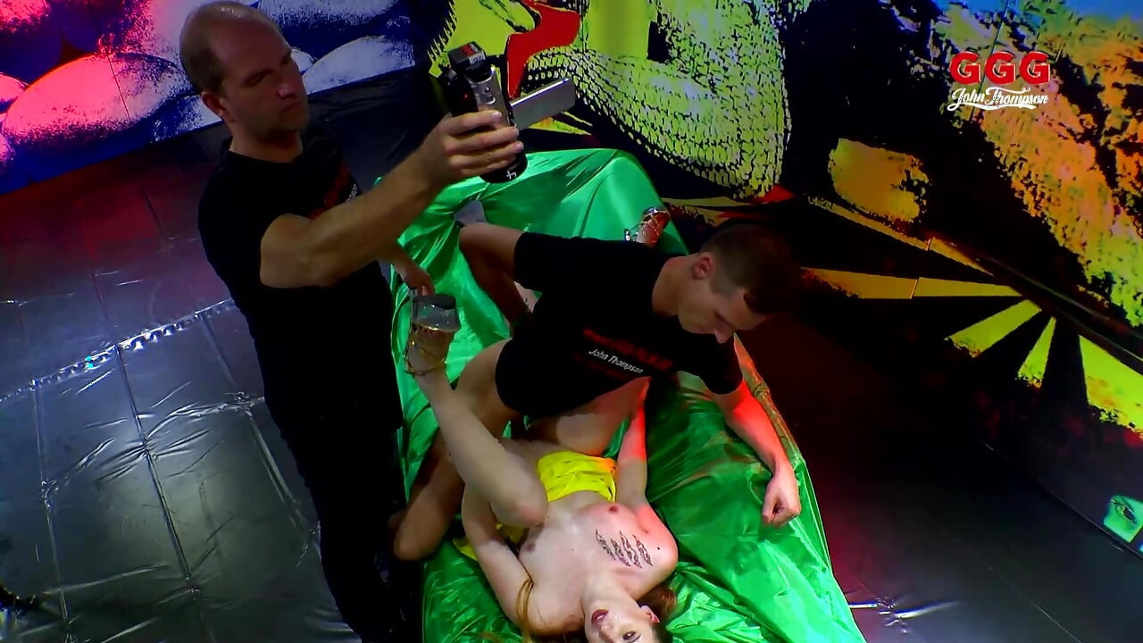 Ggg John Thompson - Loira Gostosa gangbanged ao vivo no palco