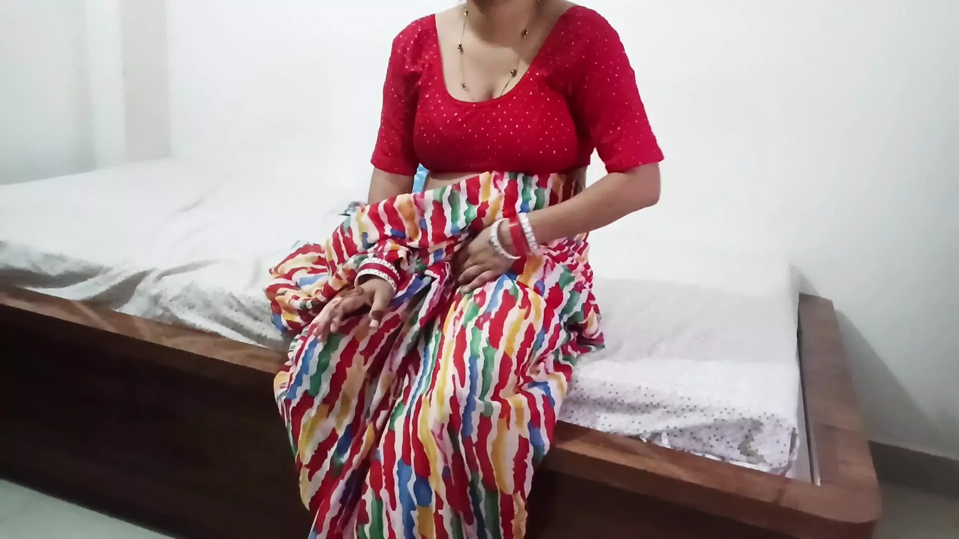 Zgodna seksi desi snaja se jebe sa svojim zetom.
